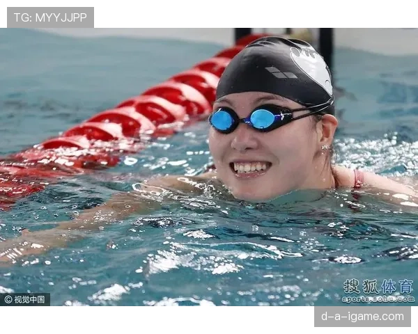 傅园慧晒照，泳帽没了，拎的包把我看得心虚