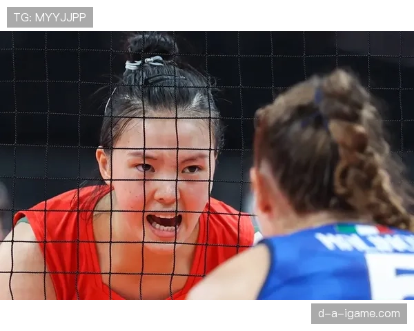 张常宁训练完顺手拎了杯奶茶，这自律和放纵的平衡感谁懂啊